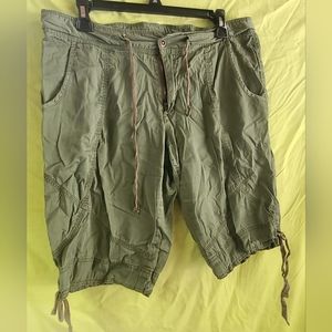 Magellan olive Bermuda short